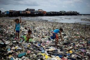 Aktivitas Anak - anak sedang mengumpulkan sampah di Teluk Manila