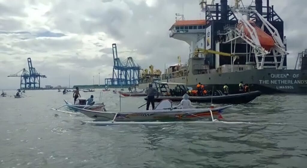 Aksi Nelayan di sekitar kapal Boskalis (dok. WALHI Sulsel) / Ekspor pasir laut