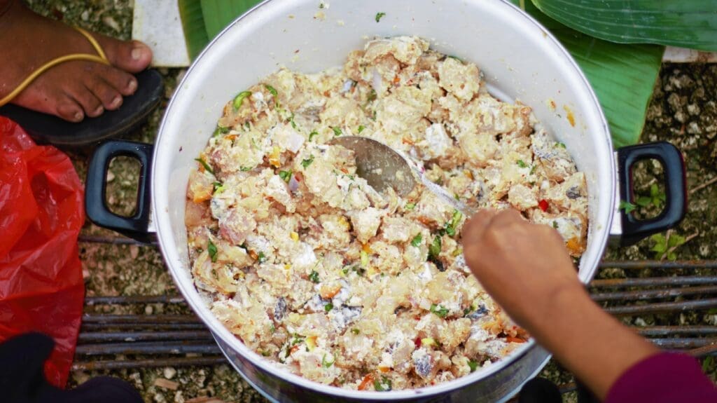 Proses Pembuatan Makanan Khas Maluku Tenggara yang Berbahan Dasar Ikan Laut, Embal