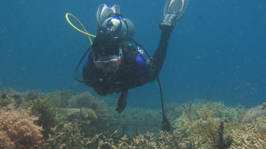 Audy saat melakukan pengecekan pada koral di Taman Koral buatannya.