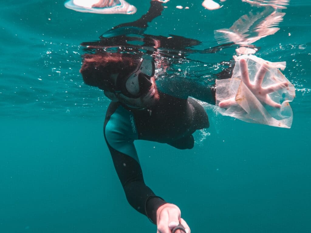 Mari kurangi penggunaan plastik / Foto : Christian Palmer / Unsplash