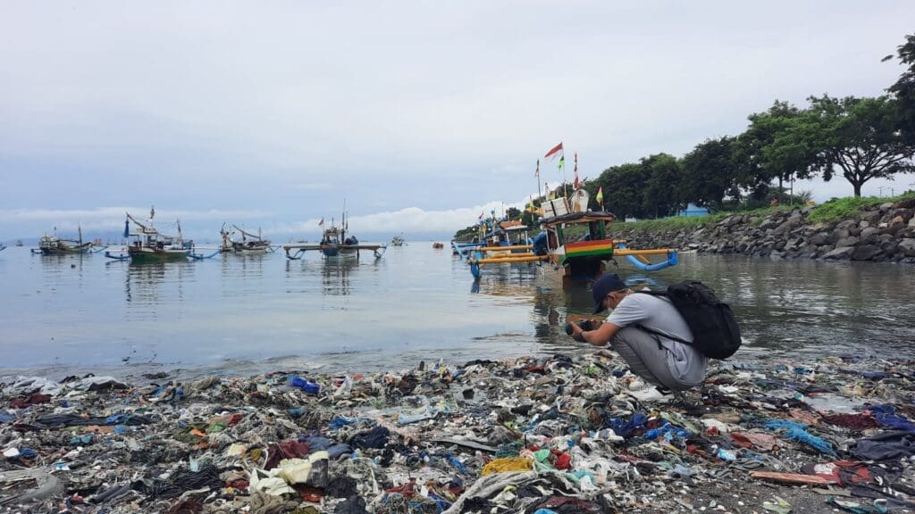 pantai plastik muncar