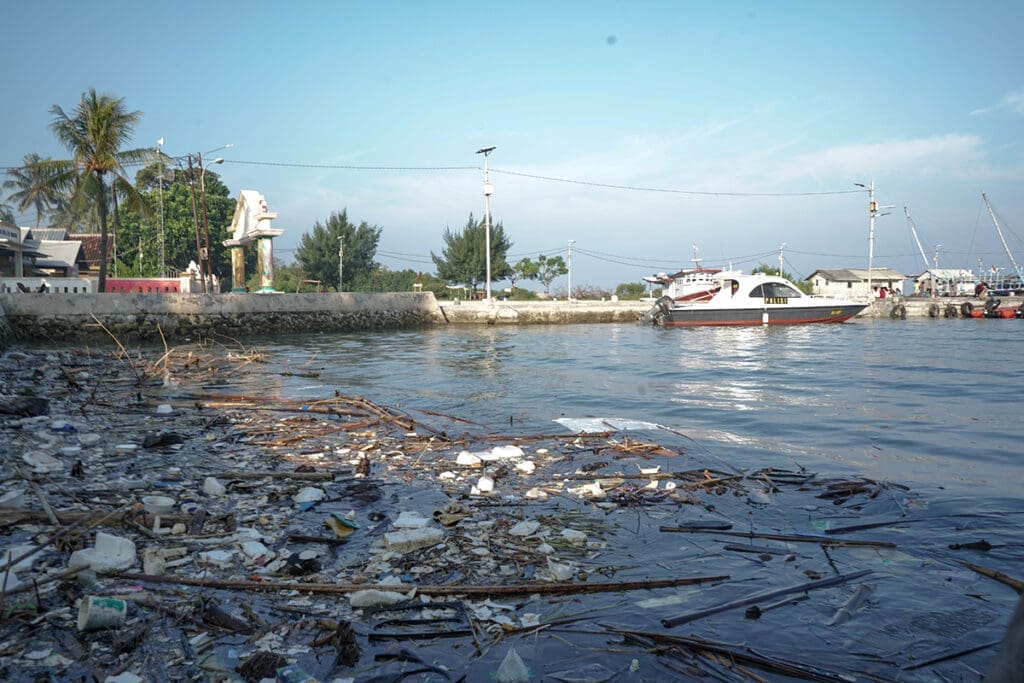 Sampah-sampah terapung di dermaga Pulau Tunda