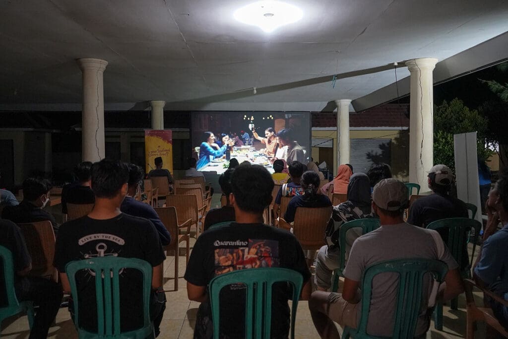 Suasana nonton bersama film "Before You Eat" di Pulau Tunda