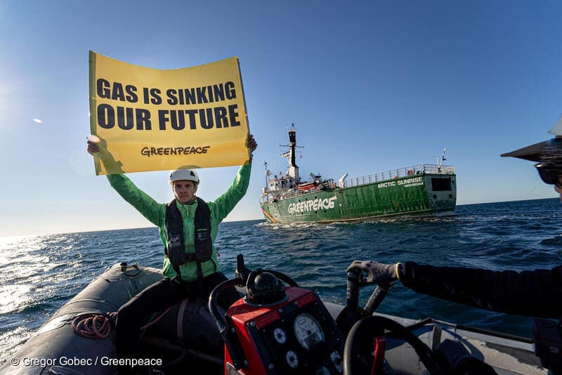 aksi greenpeace menolak energi fosil yang menyebabkan krisis iklim