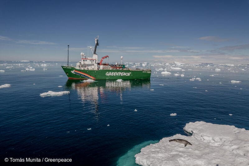 kapal Greenpeace saat di antartika