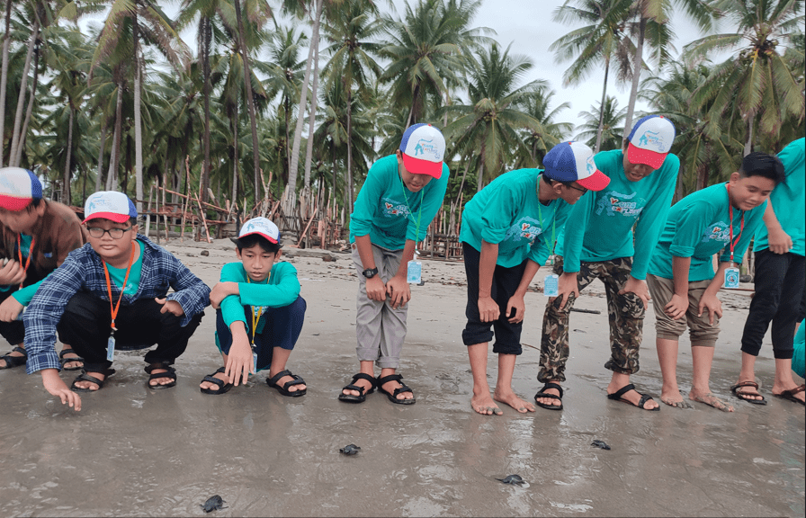 Pelepasan Tukik. /Foto: Dokumentasi Young Explorer