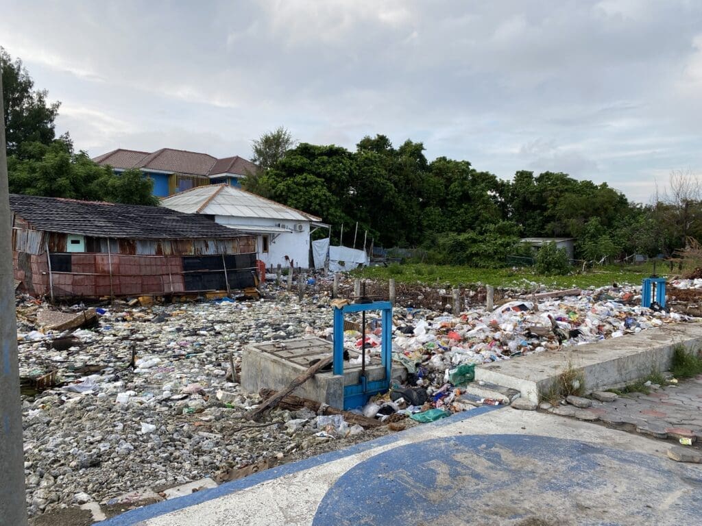 Tumpukan sampah yang menumpuk di salah satu sudut Pulau Harapan