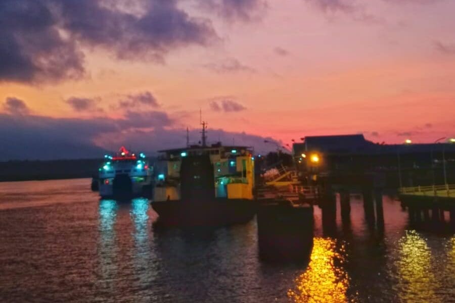 keindahan sunrise dari kapal