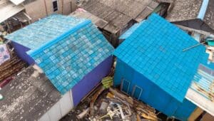Sebuah rumah komunitas di Tanjung Uma telah diganti atap baru dengan genteng yang aman dan tahan lama, terbuat dari 100% plastik laut daur ulang