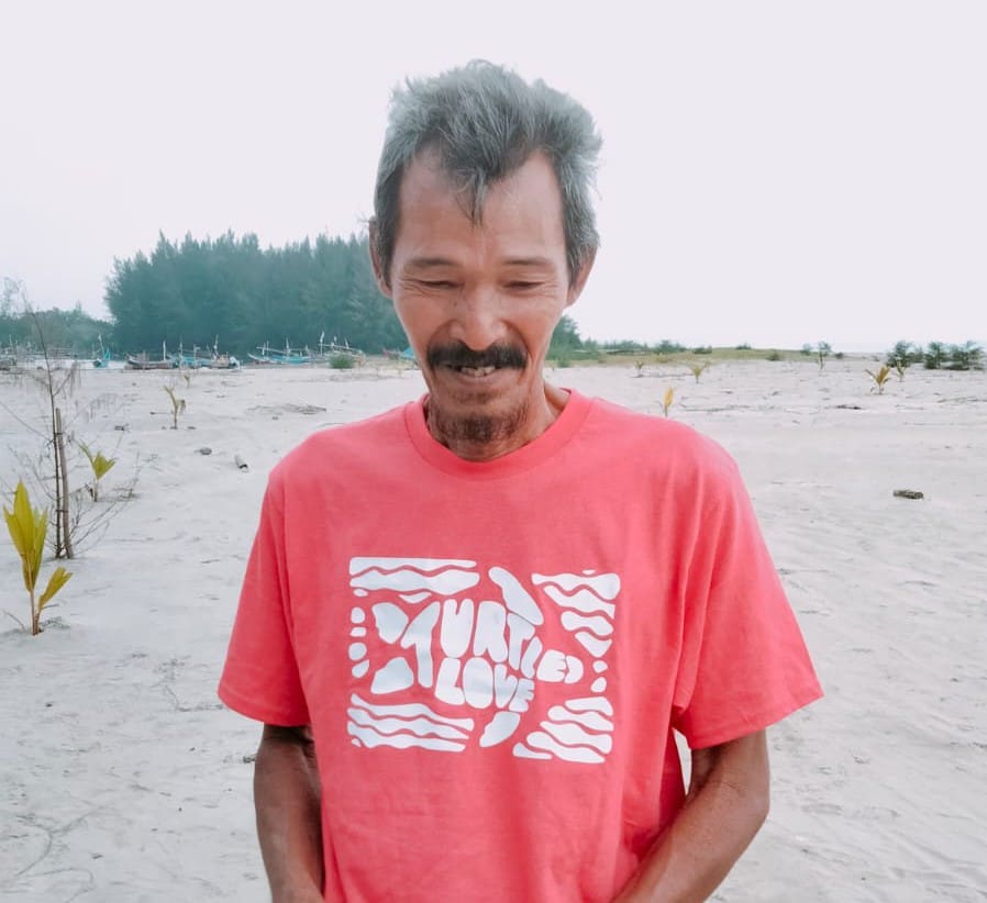 Bapak Zulkarnedi (57), pemilik Rumah Konservasi Penyu Alun Utara Bengkulu.